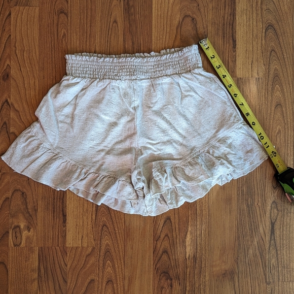 NWOT la miel Ruffle Bottom Shorts in Oatmeal, Size Small - Picture 3 of 8